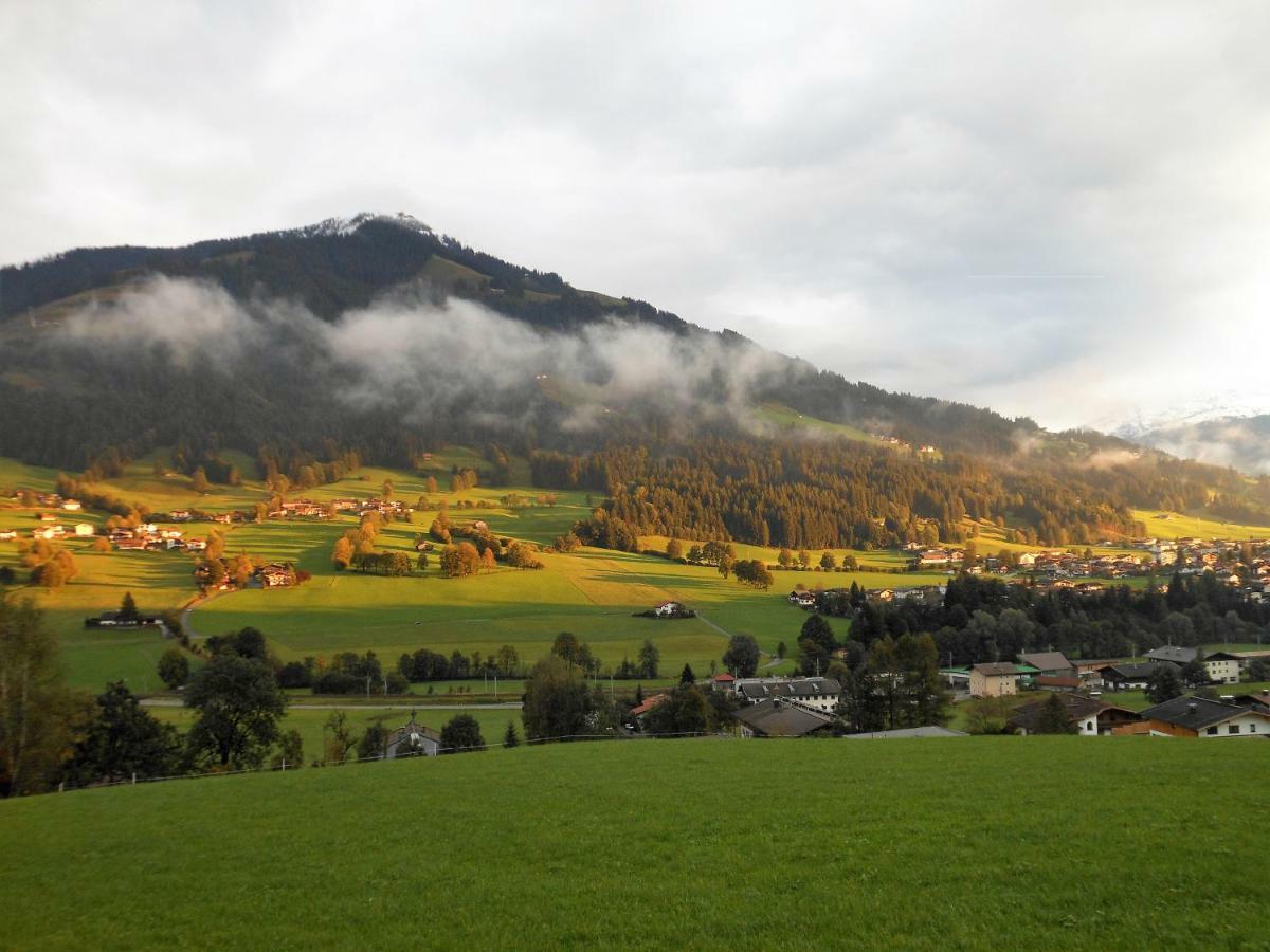 Haus Waldhof Apartamento Brixen im Thale Exterior foto